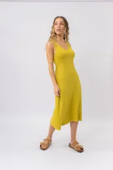 Vestido midi verde oliva de tejido acanalado, con escote en V y silueta al cuerpo con caída fluida.