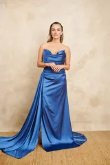 Vestido largo de fiesta color azul eléctrico, strapless, con escote drapeado y falda con abertura lateral.