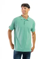 Remera polo verde con cuello y mangas con borde blanco, confeccionada en algodón.