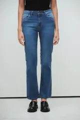 Pantalón de jean celeste de corte recto, tiro medio/alto, con lavado localizado y bigotes.