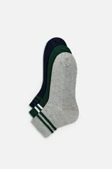 Pack de tres pares de calcetines de algodón, uno azul marino con rayas verdes y blancas, uno verde con rayas blancas y uno gris acanalado.
