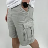 Bermuda de jean gris claro, con bolsillos cargo y corte moderno.