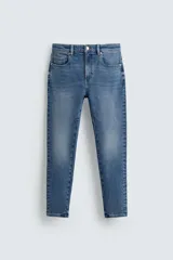 Pantalón de jean azul oscuro, corte skinny, largo cropped y efecto lavado.