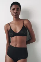 Braguita negra de tiro alto con cintura elástica y detalle de encaje floral en la parte trasera.