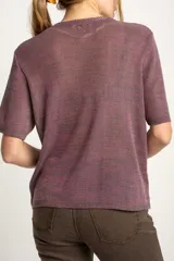 Top tejido color berenjena con textura acanalada, de poliéster y corte al cuerpo.