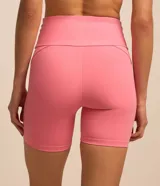 Bermuda deportiva de poliamida color rosado, con tiro alto y pespunte doble en los laterales.