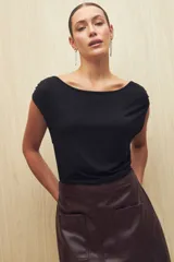 Remera negra de modal con cuello bote y mangas cortas con frunces.