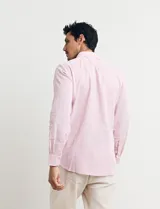 Camisa celeste de manga larga con cuello button-down, confeccionada en tejido rústico de algodón y lino.