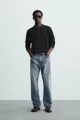 Polo de hombre regular fit, tejido de punto con mezcla de viscosa, color negro. Tiene cuello solapa con cierre frontal de cremallera, manga larga y acabados en rib.