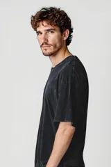 Remera negra de corte clásico, con cuello redondo y mangas cortas.
