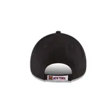 Gorra negra con logo de los New York Knicks bordado en el frente y logo de New Era bordado en el lateral.