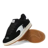 Championes urbanos negros con detalles en blanco, suela color crema y logo en el lateral.