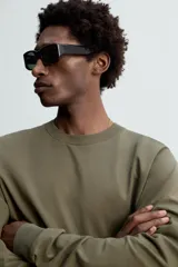 Camiseta verde militar de manga larga con cuello redondo y corte relaxed fit.