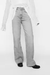 Pantalón de jean gris de corte wide leg, tiro alto y largo hasta el tobillo.
