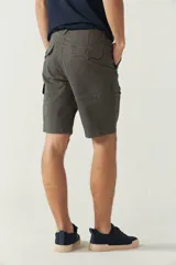 Bermuda cargo color beige para hombre, con logo en grifa metálica y pasa cinto.