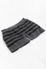 Boxer gris oscuro con rayas horizontales negras y cintura elástica con logo 'Basic & Simple'.