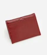 Billetera pequeña tipo sobre color bordó, confeccionada en poliuretano con textura capitoneada y aplique de corazón dorado.