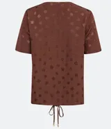 Blusa marrón de viscosa con escote en V, detalle fruncido en la parte delantera, manga corta y estampado de minihojas.