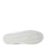 Championes Umbro modelo Milo, color blanco con logo de la marca en gris en el lateral y en la lengüeta. Diseño de caña baja con cordones y suela plana.