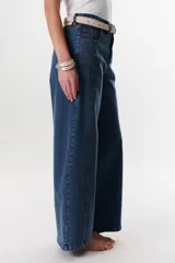 Pantalón de jean de corte recto color beige, con costuras a la vista en contraste.