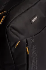 Mochila azul marino con cierre diagonal y logo de goma de la marca Mistral.