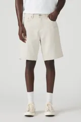 Bermuda de jean color crudo, de corte amplio y largo a la rodilla. Con bolsillos delanteros y traseros.