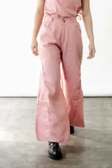 Pantalón wide leg color coral rosa, confeccionado en lino. Presenta tiro medio/alto, elástico en la espalda y godets en los bajos.
