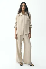 Pantalón marrón de tiro alto con cintura elástica y pierna ancha.