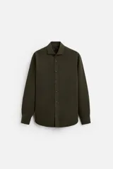 Camisa verde oscuro de corte regular, confeccionada en tejido de mezcla de algodón y lyocell. Tiene cuello italiano, manga larga con puños abotonados y cierre frontal con botones.