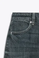 Pantalón de jean de tiro alto color gris oscuro, corte recto, con bolsillos delanteros y traseros. Cierre frontal con cremallera y botón.