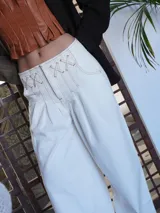 Pantalón vaquero de tiro alto, corte amplio y color blanco.