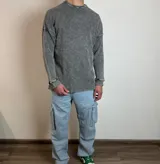 Buzo gris de tela waffle de algodón, corte oversize y cuello redondo.