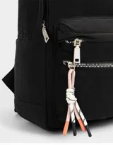 Mochila negra de tela deportiva con bolsillo frontal con cierre y tirador de cordón y goma. Tiene correas regulables, manija superior, doble cierre superior y etiqueta de goma.