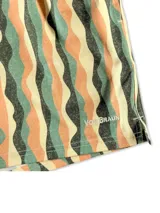 Short de baño blanco con estampado de hojas de palmera en tonos verde, rojo y amarillo.