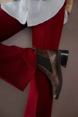 Botas Chelsea de cuero color marrón con elástico lateral negro, puntera metálica cuadrada y suela track.