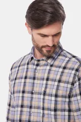 Camisa celeste y beige a cuadros, de corte clásico y manga larga.