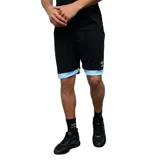 Short deportivo negro con forro o borde inferior celeste. Presenta el logo de Umbro en la pierna derecha.