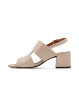 Sandalia de cuero color beige con punta abierta, talón descubierto y tira con hebilla ajustable. Presenta un diseño con aberturas laterales y un tacón bloque bajo.