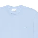 Remera celeste de algodón con cuello redondo y logo de la marca bordado en el pecho.