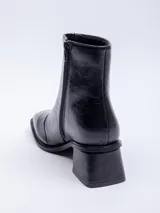 Botines de punta cuadrada color marrón con cierre frontal y plataforma mediana.