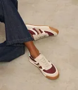 Championes estilo jogging vintage color beige, con recortes en cuero color bordó, celeste y dorado.