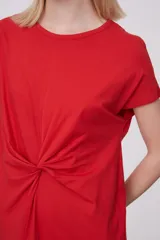 Vestido midi rojo de corte recto con mangas cortas y detalle de nudo en la parte delantera.