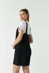 Mono corto estilo jardinero color ladrillo, con breteles regulables y hebillas metálicas.