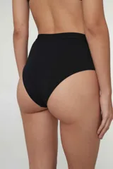Bombacha color beige melange, de corte alto y cómodo, ideal para uso diario.