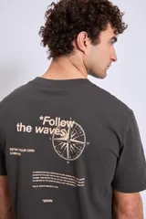 Remera gris oscuro de algodón con cuello redondo y estampado pequeño en el pecho.