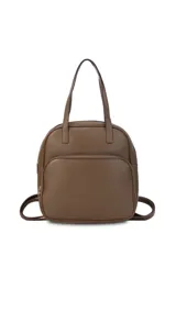 Mochila color marrón con doble asa de mano y correas traseras regulables. Presenta un bolsillo frontal con cierre y compartimento interno para iPad.