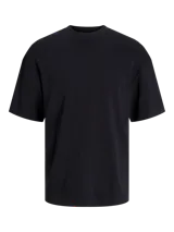 Camiseta negra de manga corta con cuello redondo y corte holgado.