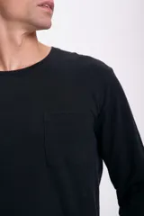 Remera de manga larga negra con bolsillo en el pecho.