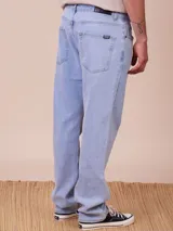 Jean de corte recto, color azul, confeccionado en 100% algodón.