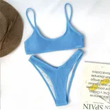 Conjunto de bikini celeste con textura arrugada, compuesto por un corpiño de corte deportivo con breteles finos y una bombacha de corte clásico.